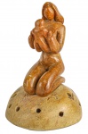 Belíssima Escultura assinada, em pesado bloco de pedra dura, representando Mãe com seu Filho, Dimensões: 20 cm X 8 cm X 8 cm (Alt./Comp./Larg.).