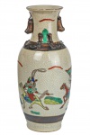 Antiga Floreira Oriental, em porcelana com figuras de cavaleiros. Dimensões: 30 cm X 20 cm X 14 cm (Alt./Comp./Diâm.).