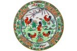 Belíssimo Prato Oriental Decorativo, com rica policromia com cinco galos. Diâmetro: 23 cm. xxx