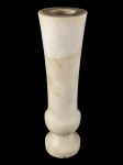 ANOS 40 - Curiosa Floreira, esculpida em bloco de mármore, na tonalidade bege. Dimensões: 34 cm X 10 cm (Alt./Diâm. máx.). lxxx