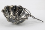 PRATA - Antigo Coador de Chá, de Coleção, em prata de lei, com gancho para prender ao bico do bule. lxxx