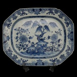 Travessa de porcelana Companhia das Índias, de formato retangular e cantos chanfrados. Apresenta decoração com paisagem lacustre, em esmalte azul sobre superfície branca. China. Dinastia Qing (1644-1917). Reinado Qianlong (1736-1785). 34 x 41 cm.