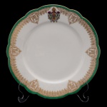 DOM PEDRO II - CASA IMPERIAL BRASILEIRA - Prato raso em porcelana francesa pertencente ao Serviço Imperial de D. Pedro II, conhecido como "Serviço PII Grande". Decoração com Brasão de Armas do Império do Brasil. Borda superior verde esmeralda e friso em filigrana de ouro. Séc. XIX. 23.5 cm. Peça do mesmo serviço reproduzida na pág. 214 do livro "Louça da Aristocracia no Brasil" de Jenny Dreyfus.
