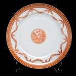 BARÃO DE RAMALHO  Prato de porcelana Companhia das Índias, pertencente ao Serviço do Barão de Ramalho (Joaquim Inácio Ramalho  1810  1902). Borda com largo friso na cor rouge de fer com realces dourado. Centro com vista de castelo e paisagem em reserva. Séc. XIX. 24.5 cm. Peça do mesmo serviço reproduzida na pág. 138 do Livro Louça da Aristocracia no Brasil, de Jenny Dreyfus.