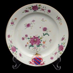 Prato circular de porcelana Companhia das Índias, ornamentado em esmaltes da Famille Rose. Borda e centro com arranjos florais. China. Dinastia Qing (1644-1917). Reinado Qianlong (1736-1785). 2ª metade do séc. XVIII. 22,5 cm.