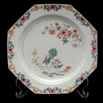 SERVIÇO DOS PAVÕES - Prato de porcelana Companhia das Índias, pertencente ao Serviço dos Pavões (variante). Decoração nos esmaltes da Família Rosa, apresentando formato oitavado. Caldeira decorada com casal de pavões entre peônias e ramos. Borda circundada por guirlandas floridas. China. Séc. XIX. 21 cm. Peça similar reproduzida à pág. 179, no Livro O Brasil e a Cerâmica Antiga, por E. F. Brancante.