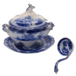 Raríssima molheira com seu presentoir de louça inglesa conhecida como Borrão. Apresenta formato oblonga e decoração em esmalte de tom azul cobalto sobre fundo branco com cena lacustre em jardim. Presentoir acompanhando a mesma decoração. No fundo marca da manufatura: J. Mier & Son. Kyber. Ironstone. 18 x 20 x 13 cm (molheira).  21 x 18 cm (presentoir). 16 x 6 cm (concha).