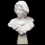STRAZZA, GIOVANNI (Milão, Itália, 1818 - 1875) - Busto de Jovem com Rosto Velado. Escultura em mármore de Carrara, apoiada em base de formato piramidal. Assinada, localizada e datada Milão 1871. Escultor italiano famoso por suas fascinantes esculturas e seus efeitos de transparência expondo rostos cobertos por véus. 50 x 34 cm.