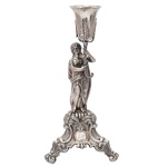 Paliteiro em prata brasileira representando figura feminina segurando cornucópia. Pedestal com base de formato triangular, lavrado com folhagens, volutas e reservas, apoiado em pés recurvos. Medida 23 x 12 cm. Peso 206 gramas.
