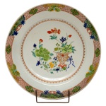 Medalhão de forma circular em porcelana Companhia das Índias. Apresenta decoração nos esmaltes da Família Rosa, com peônias e folhagens. China. Dinastia Qing (1644-1911). Reinado Qianlong (1736-1795).  30 cm.