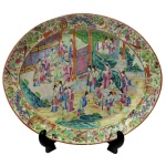 BARÃO de ITAMARANDIBA (São João del-Rei, 1818 - Rio de Janeiro, 1883) - Rara travessa de porcelana Companhia das Índias, pertencente ao serviço do Barão de Itamarandiba (Joaquim Vidal Leite Ribeiro). Borda com larga faixa apresentando intensa decoração com frutos, flores e folhagens. Centro com cena do cotidiano com personagens. China. Dinastia Qing (1644-1911). Séc XIX. 43 x 36 cm. Fazendeiro, político e banqueiro brasileiro. agraciado barão por decreto de D. Pedro II de 15 de junho de 1881.