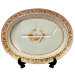 TOMÁS XAVIER GARCIA DE ALMEIDA (Capitania do Rio Grande do Norte, 1792 - Rio de Janeiro, 1870)  Rara Travessa de porcelana Companhia das Índias, pertencente ao Serviço de Tomás Xavier Garcia Almeida. Borda apresentando decoração em rouge de fer e dourado. Centro com reserva com ramo de flores e pássaros. China. Dinastia Qing (1644-1911). Séc. XIX. 44 x 34 cm. Peça do mesmo serviço reproduzida na pág. 154 do Livro "Louça a Aristocracia no Brasi"l, por Jenny Dreyfus.  Foi presidente das províncias de São Paulo, de 19 de dezembro de 1827 a 18 de abril de 1828, de Pernambuco, nomeado por carta imperial de 22 de setembro de 1828, de 29 de dezembro de 1828 a 15 de fevereiro de 1830 e de 8 de outubro de 1844 a 1 de março de 1845, tendo sido nomeado presidente na segunda vez por carta imperial de setembro de 1844, e da Bahia, nomeado por carta imperial de 5 de abril de 1838, de 28 de abril de 1838 a 15 de outubro de 1840.  Foi dignitário da Imperial Ordem do Cruzeiro e comendador da Imperial Ordem de Cristo.