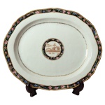 MARQUES DE BOMFIM (Minas Gerais, 1790  Rio de Janeiro, 1873) - Travessa de porcelana Companhia das Índias pertencente ao Serviço do Marquês de Bonfim (José Francisco de Mesquita). Borda com filete e friso preto com flores em policromia. Centro com reserva oval circundada por friso idêntico ao da borda. Apresenta monograma JFM. China. Dinastia Qing (1644-1911).  Séc. XIX. 40 x 33.5 cm. Peça do mesmo serviço reproduzida na pág. 114 do livro "Louça da Aristocracia no Brasil" por Jenny Dreyfus e na página 244 do livro "A Porcelana Cia das Índias nas Coleções Particulares Brasileiras" por Jorge Getúlio Veiga.