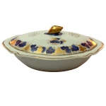 BARÃO DE SOROCABA  Raríssima Legumeira de porcelana Companhia das Índias, pertencente ao Serviço do Barão de Sorocaba. Borda com folhas de parreira e cachos de uvas nas cores azul cobalto e ouro. Apresenta reserva com o monograma BDP, China. Dinastia Qing (1644-1911). Séc XIX. 28,5 x 23.5 x 8 cm. Exemplar do mesmo serviço reproduzido na página 208 do livro A Companhia das Índias e a Porcelana Chinesa de Encomenda, por José Roberto Teixeira Leite.