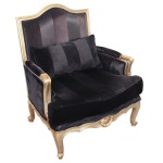 Poltrona estilo Louis XV, em madeira em madeira lavrada e dourada com frisos canelados. Encosto reto ladeado por braços levemente revirados. Assento com almofada alta apoiado em saia ondulada realçada por adorno concheado à frente. Pernas curtas e recurvas rematadas por pés em volutas com sapatas. Estofamento em veludo listado de cor preta. 96 x 83 x 60 cm. Marcas de uso.