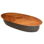 Mesa de centro com tampo oval construído com quatro secções em madeira clara com belos veios naturais. Base reta, de cor café, seguindo o mesmo formato e esculpida com fino listado vertical. 34 x 180 x 85 cm. Marcas de uso.