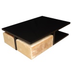 Mesa baixa com estrutura retangular de cor preta. Tampo liso, apoiado no meio sobre montante vertical rematado na base por meio plateau acoplado a par de banquetas móveis, estofadas em tecido bege. 43 x 160 x 110 cm (mesa) / 31 x 76 x 52 cm (pufes). Sinais de uso.