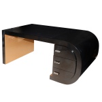 Original mesa de escritório com estrutura em madeira laqueada em preto. Tampo retangular ampliado por lateral revirada em arco formando base, sustentando três gavetas superpostas. Montante lateral oposto reto e vertical. 74 x 169 x 80 cm. Marcas de uso.
