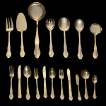 Faqueiro de metal dourado japonês. Marcado Stainless Stell. Japan. Constando de 127 peças, sendo: 12 garfos grandes, 12 facas grandes, 12 colheres p/ sopa, 12 garfos p/ sobremesa, 12 facas p/ sobremesa, 12 colheres p/ sobremesa, 12 garfos p/ peixe, 12 facas p/ peixe, 12 colheres p/ sorvete, 12 colheres p/ chá e 8 peças para servir.