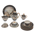 Serviço para chá e café de porcelana japonesa policromada. Marcas da manufatura no fundo das peças. Séc. XX. Constando de 23 peças, sendo: 1 bule (17 x 17 cm), 1 leiteira 13 x 13 cm), 1 açucareiro (12 x 13 cm), 1 manteigueira (8 x 13 cm / com bicado), 1 prato para servir bolo (25 cm), 6 pratos p/ bolo (18 cm), 6 xícaras (4.5 cm) com pires (13 cm) p/ chá, 6 xícaras (4.5 cm) com pires (10 cm) p/ café.