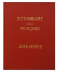 DICTIONNAIRE DES POINÇONS dORFÈVRERIE. Édité par Paris-Bijoux S.A.1970 / 165 páginas . Livro em capa dura revestida em tecido de tom vermelho e inscrições lavradas em dourado. Livro essencial para o antiquário e colecionador de peças de prata de lei, enfim livro completo em informações de pesquisa.