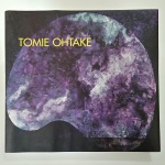 TOMIE OHTAKE, por Ricardo Ohtake. Editora Instituto Tomie Ohtake, 2001. O livro apresenta grande parte do acervo de obras da artista. Edição rara, em capa dura, altamente ilustrado em cores, em grande formato, 372 páginas.