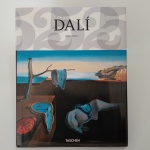SALVADOR DALÍ 1904-1989: A Conquista do Irracional, por Gilles Néret. Editora Taschen, 2011. O livro apresenta um breve panorama sobre a vida do pintor, incluindo diversas reproduções da sua obra, em cores. Capa dura com sobrecapa / 96 páginas