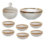 Conjunto de peças em cristal translucido e lapidado. Decoração bico de jaca com borda em dourado. Constando de: saladeira (10 x 25 cm), compoteira (16 x 14 cm) e 6 bowls (4 x 13 cm). Borda com desgastes no ouro.