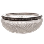 Bowl de cristal translucido e lapidado. Borda com metal prateado. 9 x 22 cm.