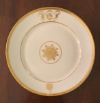 Lord Espora - Raro prato de porcelana francesa sendo o único exemplar de famílias brasileiras com brasão e monograma Luis Gomes Ferreira. Português que viveu em Recife. Muito rico e andava com esporas de ouro e se vestia muito bem. Passou a ser conhecido como Lord espora. 23.5 cm.