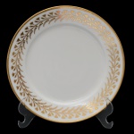 BARÃO DE TURIAÇU - Prato de porcelana francesa pertencente ao Serviço do Barão de Turiaçu (Manoel de Souza Pinto de Magalhães). Borda com friso dourado envolvendo sob coroa de louros também dourada. 22 cm. Peça do mesmo serviço reproduzida na pág. 337 do Livro Louça da Aristocracia no Brasil, de Jenny Dreyfus. Manoel de Souza Pinto de Magalhães, Barão de Turiaçu, por decreto de 2 de dezembro de 1854. Nasceu no Porto, Portugal em 1796 e faleceu no Maranhão em 1862.