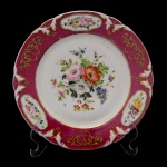 DOM PEDRO I  Casa Imperial Brasileira. Serviço da Barra Bordeaux - Prato em porcelana possivelmente francesa, pertencente ao Serviço de D. Pedro I. Fundo branco decorado com flores em policromia de esmaltes. Pasta dura, sem marcas. Pasta dura. França. Séc. XIX. 22 cm. Peça do mesmo serviço reproduzida na página 190 do livro "Louça da Aristocracia no Brasil", de Jenny Dreyfus.