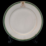 ISABEL e GASTÃO - Prato raso em porcelana de Sèvres. Superfície branca, decorado com borda em barra verde, delimitada entre frisos em ouro. Pasta dura. França. Séc. XIX. 24 cm. Peça do mesmo serviço reproduzida na pág. 217 do Livro Louça da Aristocracia no Brasil, de Jenny Dreyfus.