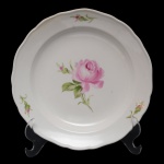 MEISSEN - Prato em porcelana alemã de formato circular e ondulado, ornamentado ao centro com buquê de flores. Sob a base, marca da manufatura impressa. 21 cm.
