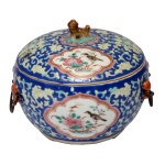 Pote de formato globular de porcelana chinesa. Apresenta decoração em azul sob fundo branco. Bojo e tampa com reservas com pássaros e flores. Pega da tampa na forma de pequeno cão de fó e alças laterais na cor rouge de fer. Séc. XX. 13 x 15 cm.