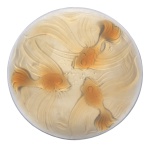 VERLYS  Prato circular em cristal francês acetinado, moldado em relevo com três peixes ornamentais decorados em degradê de cor âmbar. Marca estampada. 25 cm.