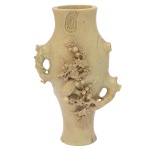 Vaso chinês em esteatita de tonalidades beges, de formato balaústre imitando tronco. Apresenta frente com pássaro pousado em ramo de cerejeira florida e alças laterais, esculpidos e vazados em alto relevo. 31 x 18 x 12 cm. Três Mínimos bicados na base.