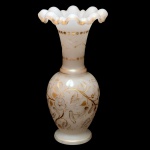 Vaso de opalina na cor branca com detalhes dourados. Bojo globular com gargalo finalizado em babados. Séc. XX. 30 cm.