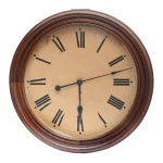 Relógio de parede com moldura de madeira entalhada de forma circular. 58 cm. Não tem chave