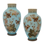 Par de belíssimos vasos franceses de formato balaústre em opalina azul celeste, ornamentados em policromia com pássaros pousados em galhos com flores e folhagens. Bordas com adornos estilizados e florais. Bojos abaulados com gargalos retos e bases circulares esparramadas. Sob as bases, marcas de fabricação E4b8. 42 x 24 cm. Bocal 11.5 cm.