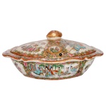 Legumeira de formato oblongo em porcelana Cia das Índias, decorada em esmaltes policromados no padrão Mandarim com cenas palaciana e interior com flores, frutas e borboletas. China. Séc. XIX. 7 x 30 x 24 cm.