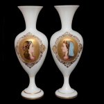 Par de excepcionais vasos em opalina branca de "Sèvres", decoradas com perfis de damas em policromia de esmaltes, apresentado sobre reserva em ouro, ornamentado com delineados conhecidos como "vermiculated ground", moldurado com arabescos também em ouro. França. Séc. XIX. 39 cm.