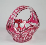 Cesta em cristal francês de formato oblongo apresentando decoração em double rubi e translucido. Séc. XX. 19 x 20 x 15.5 cm.