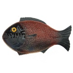 Travessa de cerâmica policromada e moldada na forma de peixe. Séc. XX. 34 x 19 cm