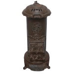 Salamandre, antigo aparelho de calefação doméstico, construído em grosso ferro fundido. Compartimento interno para braseiro. Corpo de formato retangular, moldado com adornos florais e estilizados. Parte inferior com pequena porta para retirada das cinzas. Tampa abobadada e vazada. Base circular apoiada em pés recurvos. Provavelmente séc. XIX. 51 x 37 x 28 cm.
