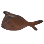 Arte Popular Brasileira  Escultura em madeira de jacarandá entalhada representando peixe. 11 x 33 x 8 cm.