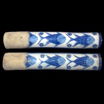 Par de telhas coloniais brasileiras em cerâmica vitrificada, de formato semi cilíndrico, ornamentadas em azul cobalto com peixes e florões. Séc. XVIII / XIX. 16 x 89 cm. Necessita de restauro. Apresenta bicado e fio de cabelo.