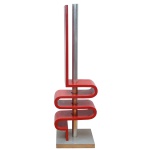 Escultura em metal, com haste tubular reta e elemento espiralado laqueado em vermelho. Base retangular lisa. Assinatura não identificada, possível datação de 1999. 120 x 35 x 30 cm.