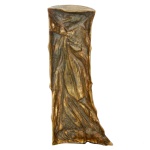Escultura de bronze  no formato de tronco de árvore. Assinada. 19 x 8 x 4 cm.
