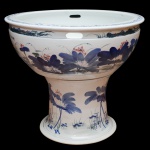 Aquário em porcelana chinesa, ornamentado em azul com plantas aquáticas realçadas por detalhes em vermelho. Bojo moldado no formato de bacia com alças laterais vazadas, apoiado em base cilíndrica com borda circular esparramada. China Moderna. Séc. XX. 68 x 76 cm.